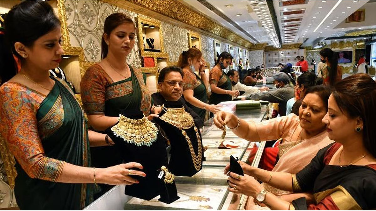Gold Market Crash? Prices Slip Closer to 70,000 Mark