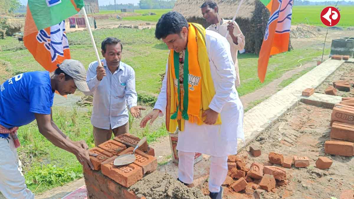 bjp-candidate-billeshwar-sinha-mason-work-election-campaign-bankura-barjora