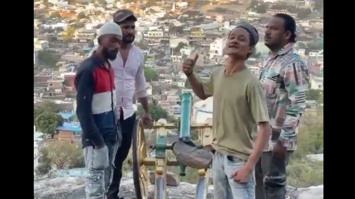 raisen-fort-cannon-video-iran-slogans-madhya-pradesh