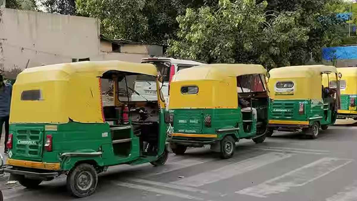 Despite Government Assurance of Adequate Fuel Supply, Long Queues of Autorickshaws Form at Bengaluru LPG Station