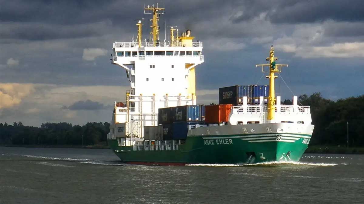 iran-blocks-selen-ship-strait-of-hormuz-pakistan-route