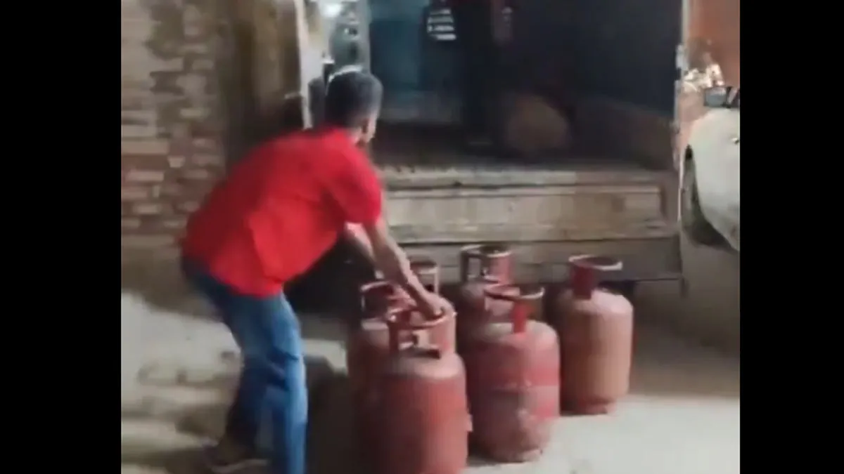 abdul-rahman-lpg-cylinder-black-marketing-hapur-yogi-police