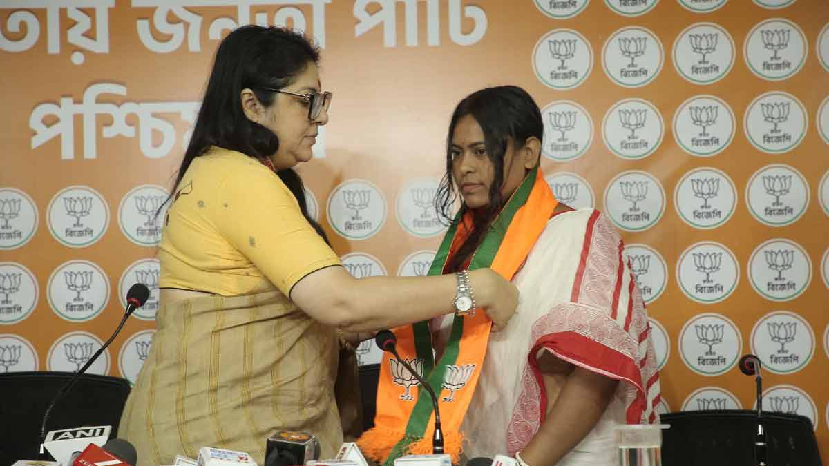 tumpa-koyal-joins-bjp-west-bengal-election-kamduni-activist