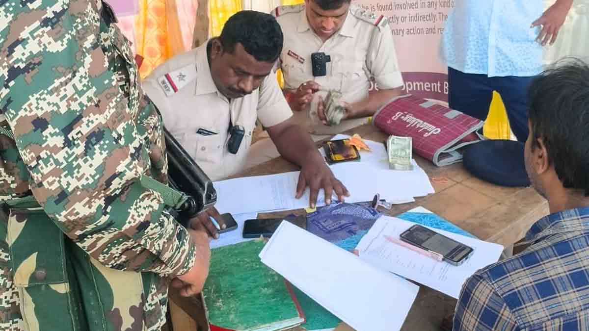 jharkhand-youth-caught-cash-border-naka-darikadoba