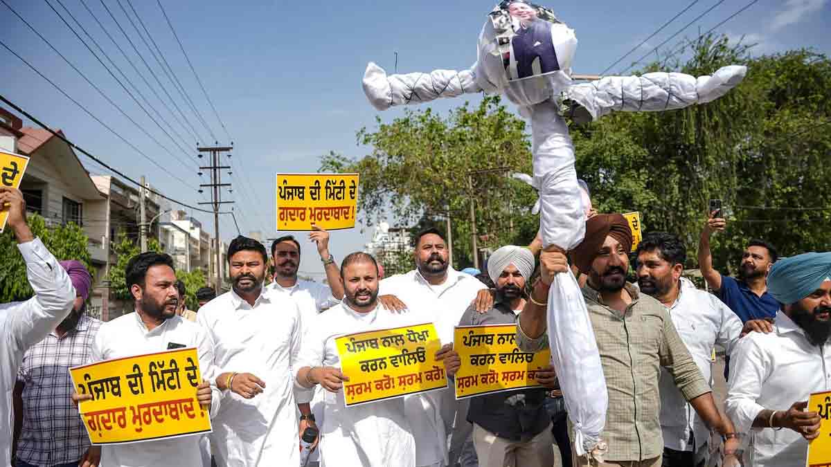 harbhajan-singh-bjp-join-protest-aap-workers-gaddar-row