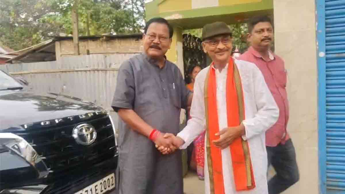 dinesh-sarkar-visits-ailing-former-mla-khageswar-roy