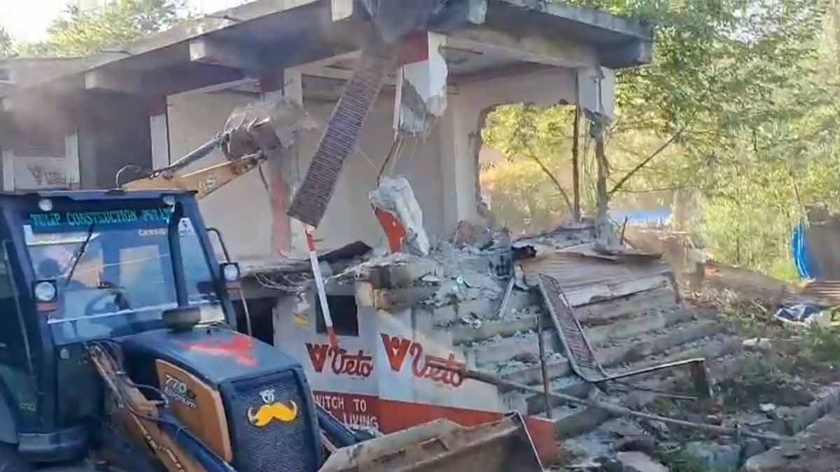 anantnag-bulldozer-action-drug-peddler-illegal-complex