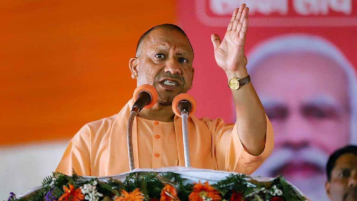 yogi-adityanath-on-road-namaz