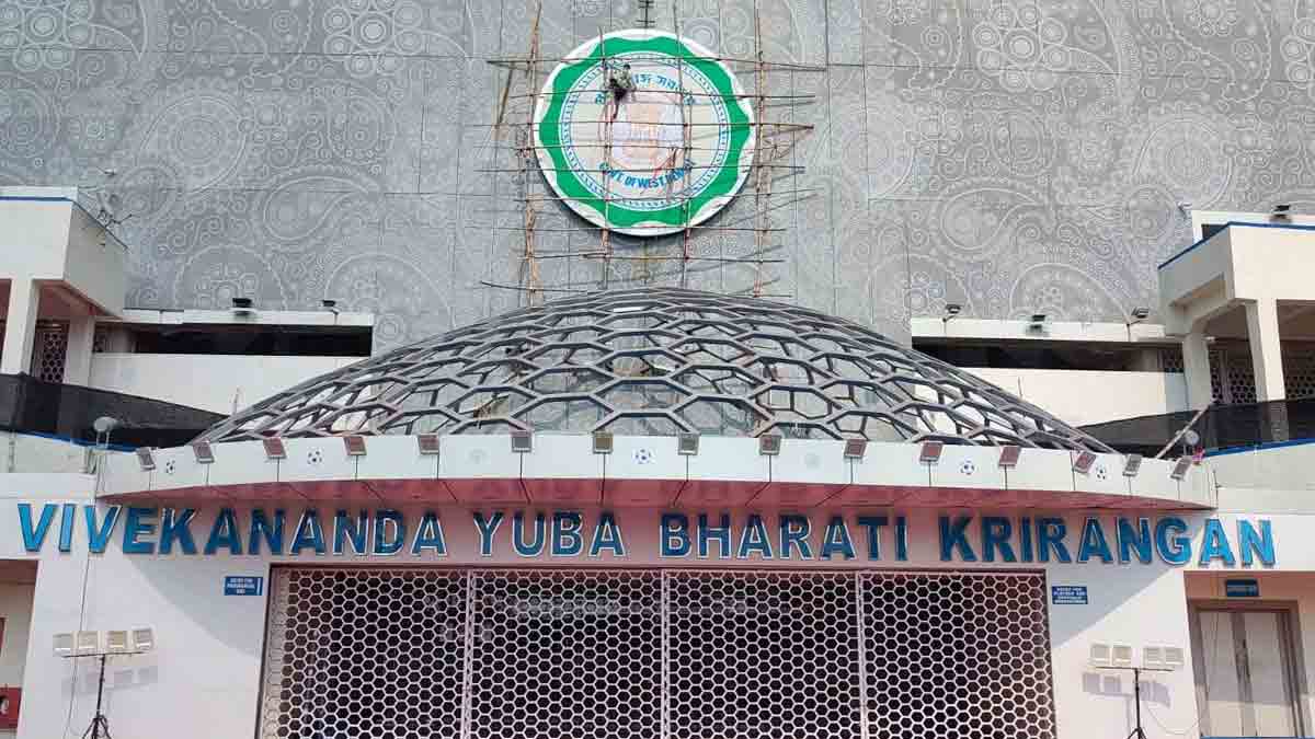 yuva-bharati-stadium-biswa-bangla-logo-replaced-ashoka-emblem-before-derby