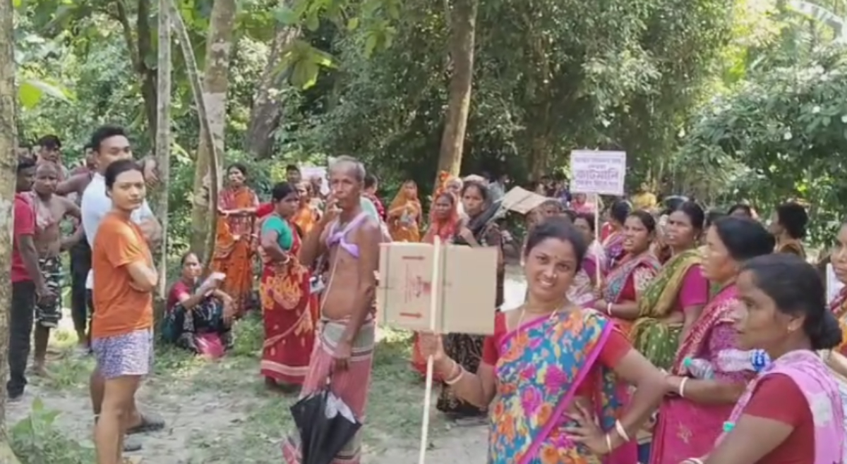 villagers-gherao-tmc-leaders-residence-seeking-refund-of-cut-money