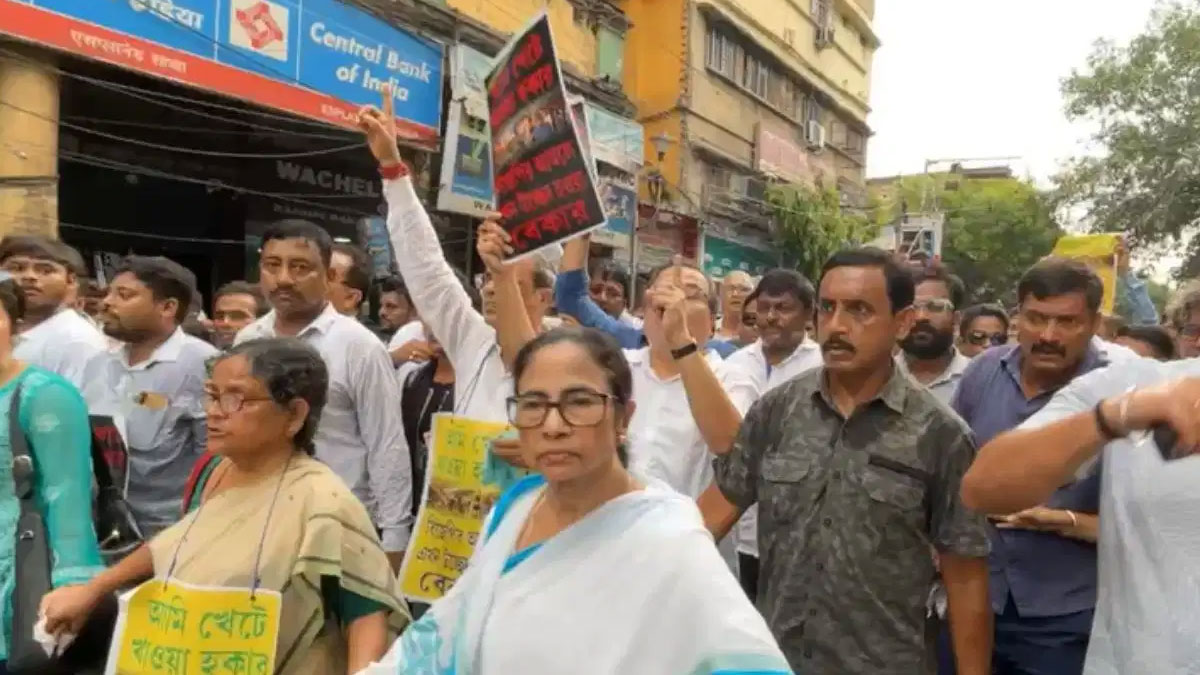 Mamata Takes to the Streets Against Hawker Removal Policy