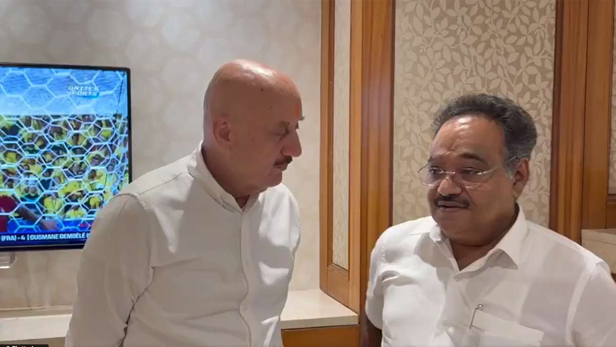 anupam-kher-samik-bhattacharya-humorous-reaction-kolkata