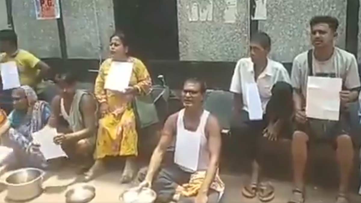 dum-dum-station-hawker-eviction-protest-begging-bowl-demonstration