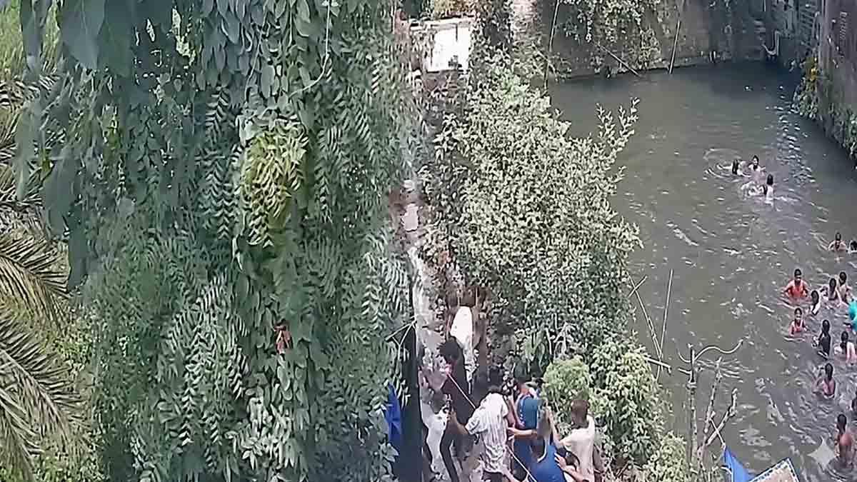 jahangir-khan-supporters-jump-into-pond