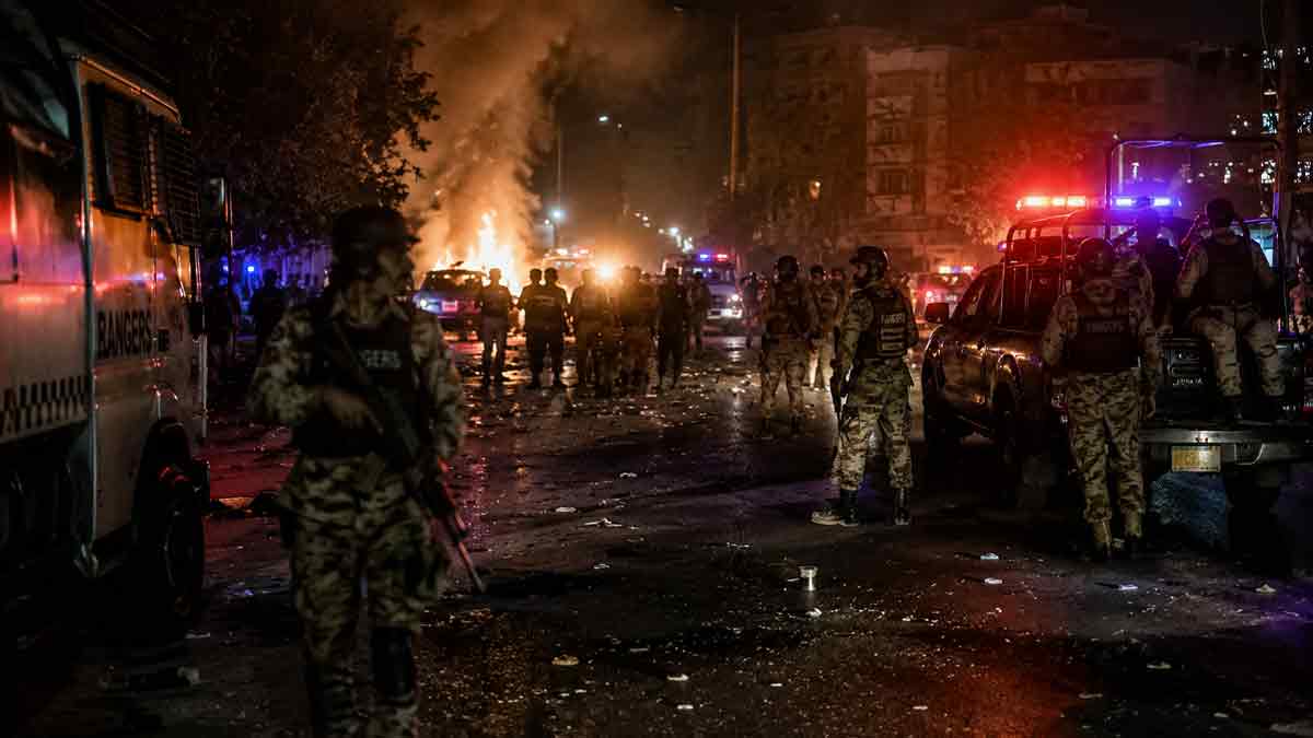 karachi-explosion-gunfire-near-rangers-headquarters