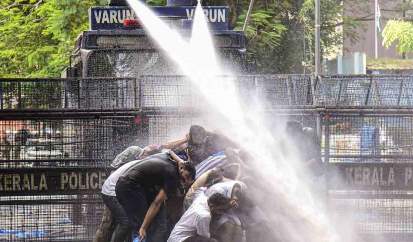 kerala-protest-pm-shri-project-water-cannon