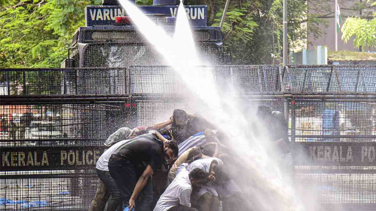 kerala-protest-pm-shri-project-water-cannon