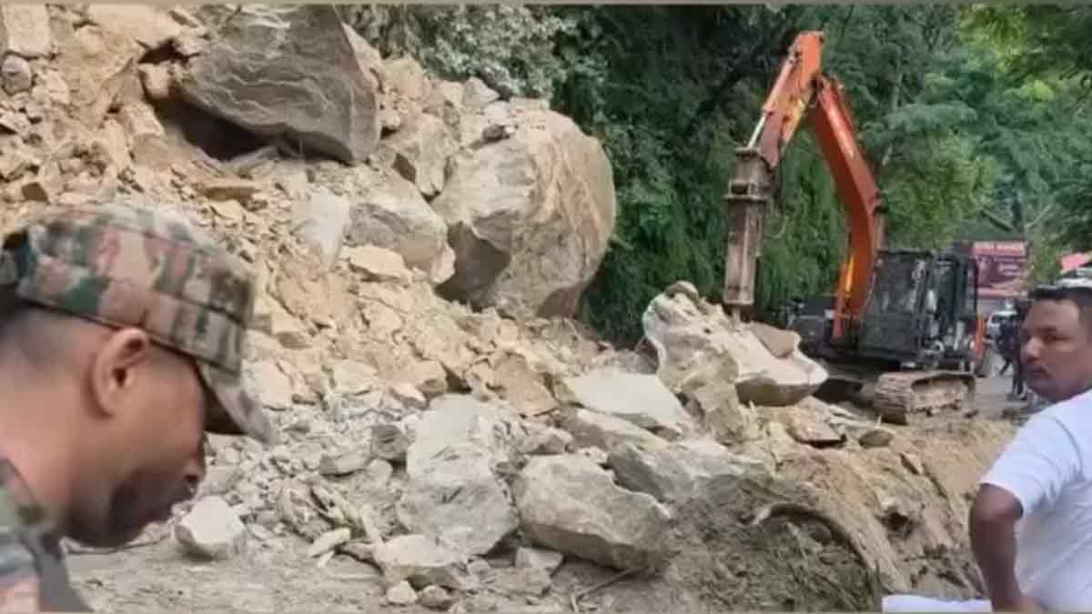 massive-landslide-near-sevoke-kalibari-disrupts-sikkim-road-link