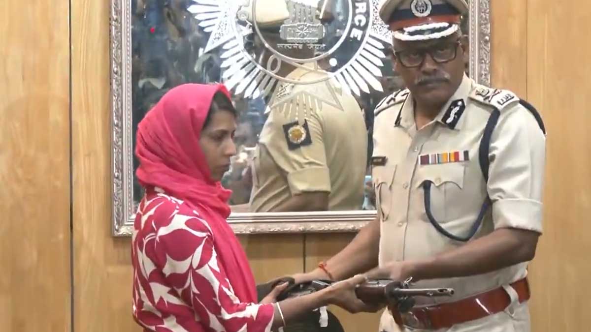 shakuntala-mahato-pushpa-maoist-leader-surrenders-kolkata-police