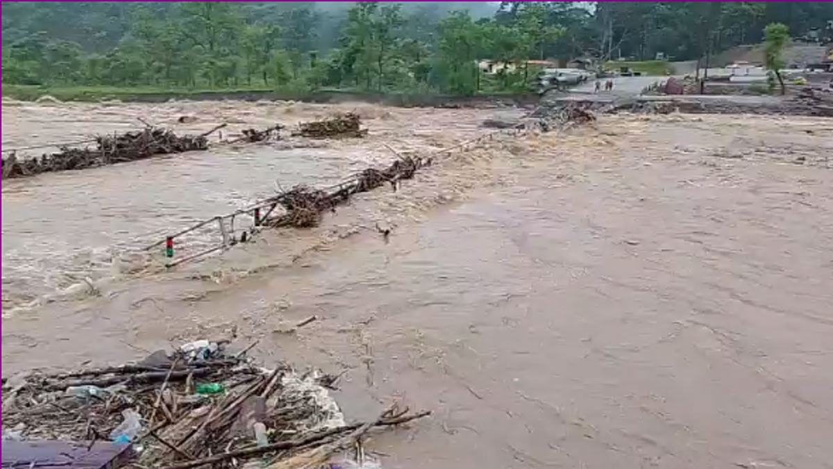 Heavy Flow of Balason Destroys Temporary Bridge at Dudhia, Cutting Off Route to Mirik