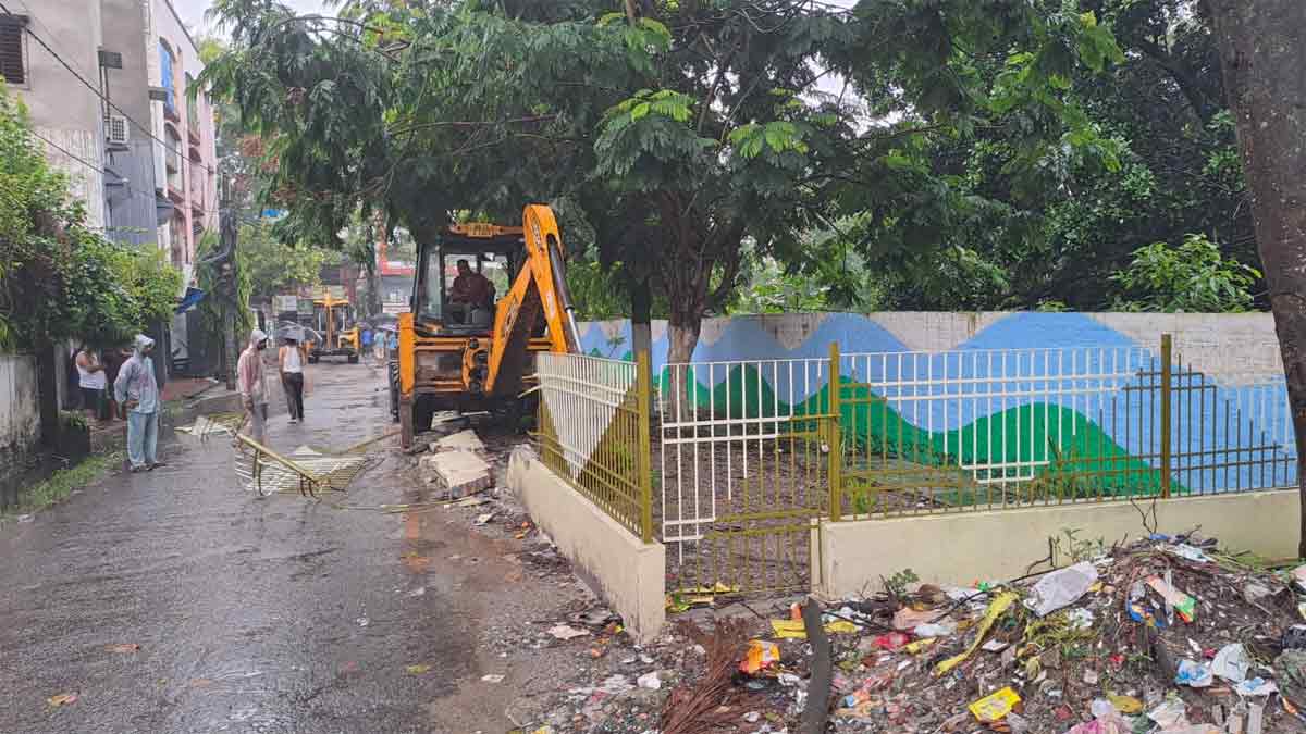 siliguri-park-demolition-illegal-encroachment-municipal-commissioner