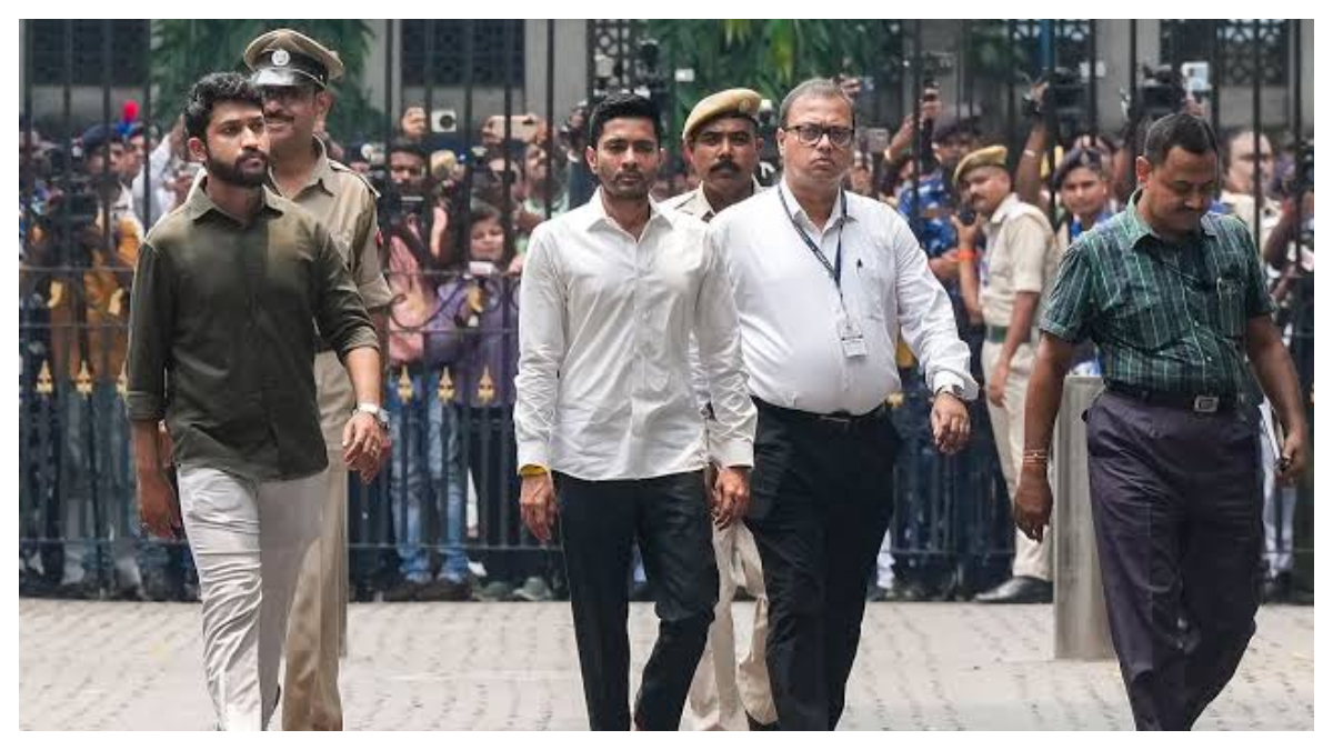 Allegation Against Abhishek: Security Guards Seen Hanging Dangerously from Vehicle