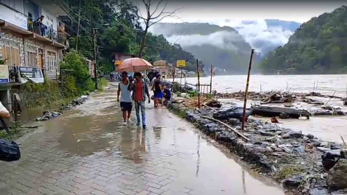 darjeeling-heavy-rain-landslides-road-closure-tourist-alert