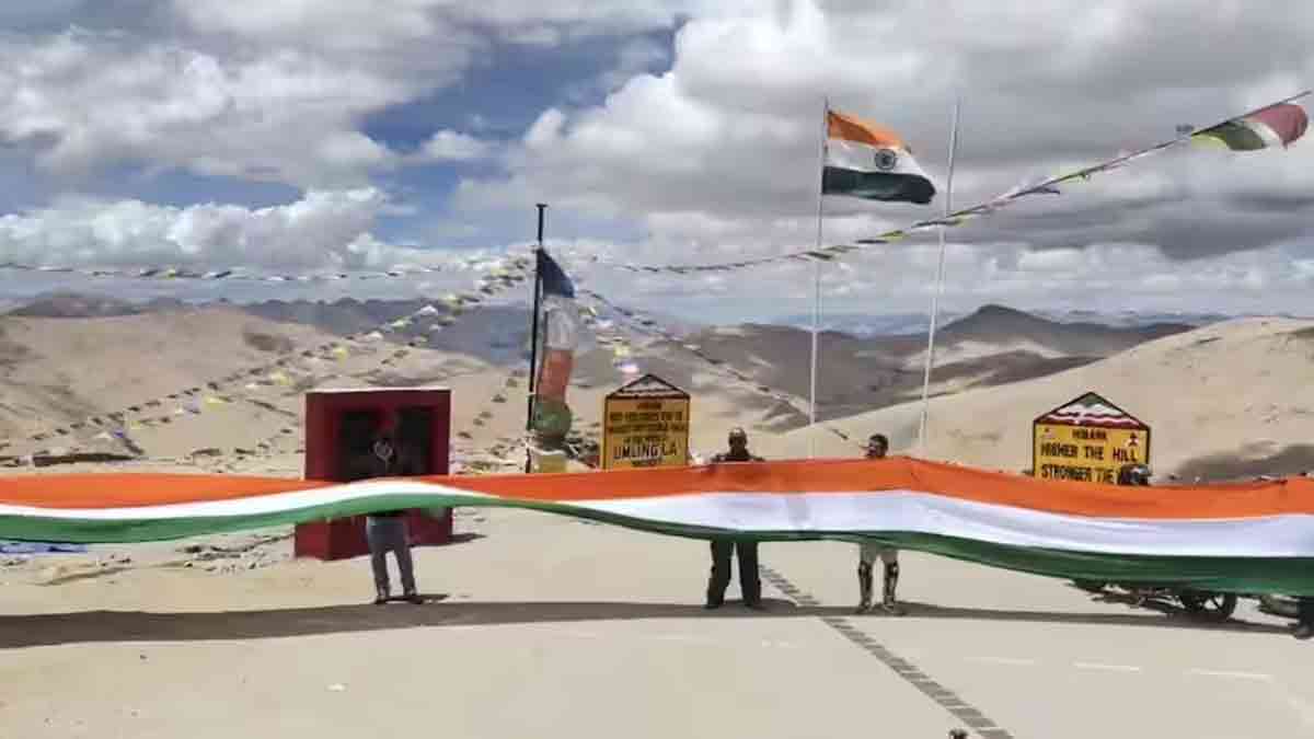oron-hoists-390-feet-tricolour-at-umling-la-to-honour-kargil-heroes