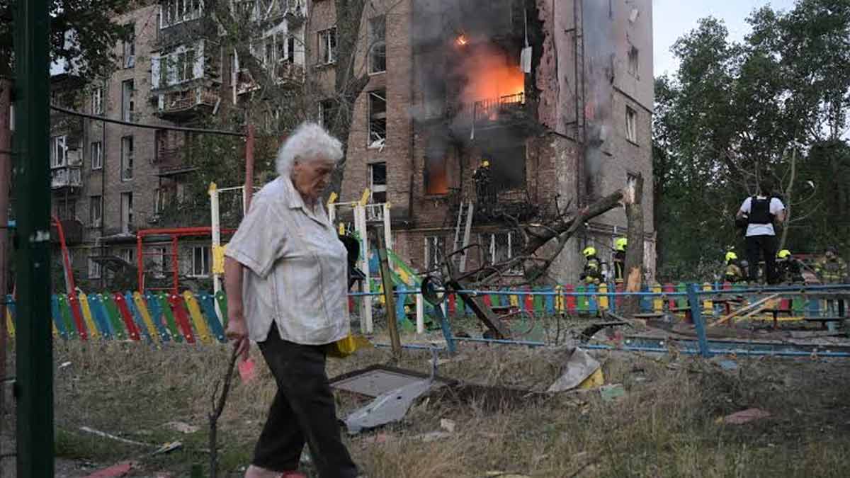 russia ukraine war russia 11 hour missile drone attack on kyiv kills 21 injures over 90