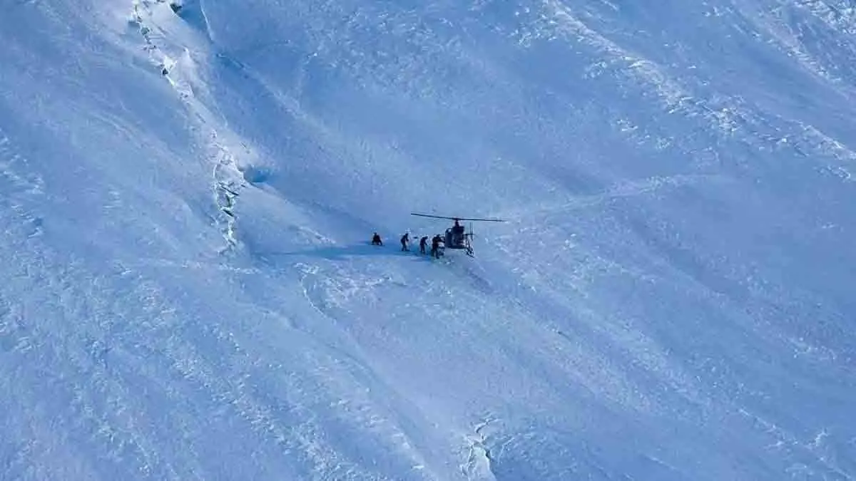 ladakh-army-helicopter-rescue-18600-feet-one-skid-operation