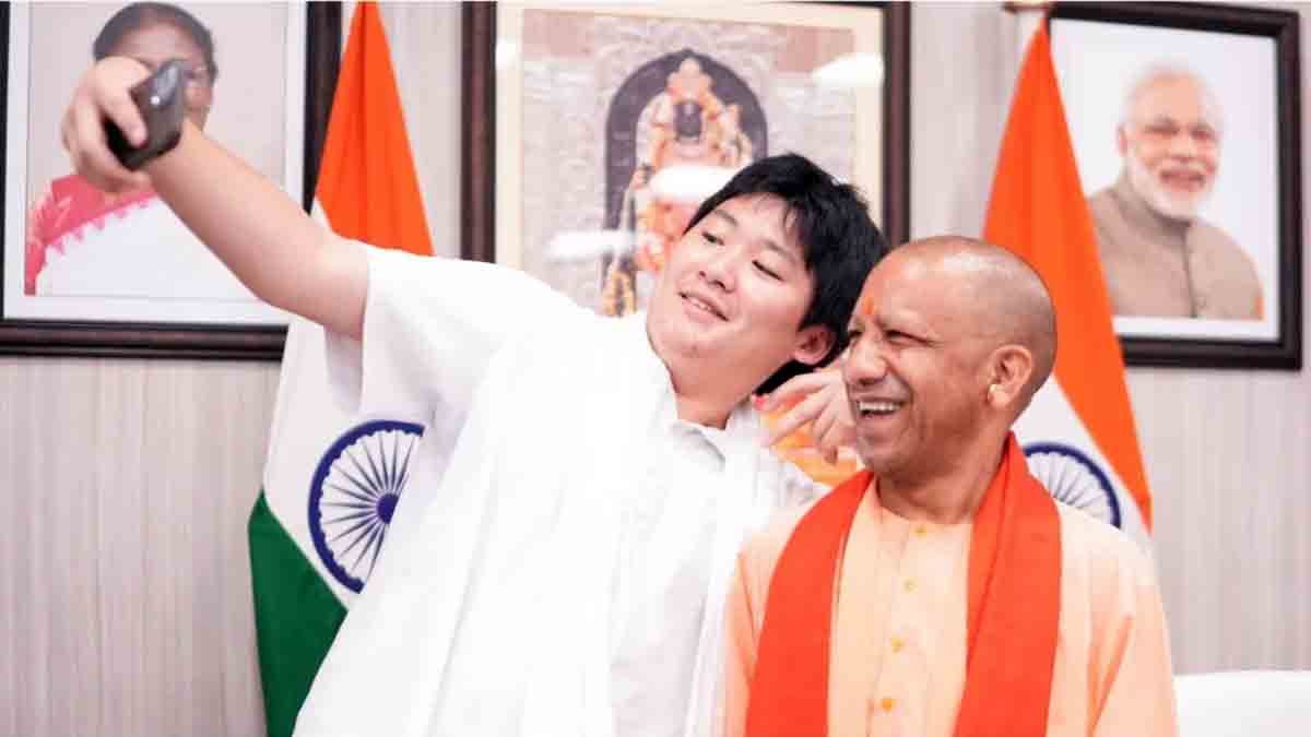 yogi-adityanath-selfie-japanese-student-lucknow-diplomacy
